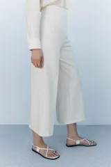 Pantalón culotte negro de tiro alto y pierna ancha.