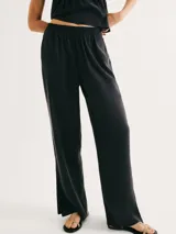 Calza negra de corte recto con cintura elástica y bolsillos laterales.