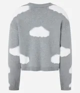 Suéter gris de punto con estampa de nubes blancas, cuello redondo y mangas largas.