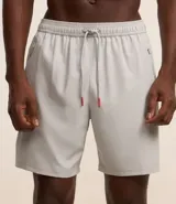 Bermuda deportiva negra sin estampado, con cintura elástica ajustable con cordón, y bolsillo lateral con cierre de cremallera contrastante.