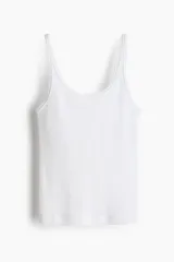 Musculosa blanca de punto acanalado, corte entallado, con escote redondo tanto en la parte delantera como en la trasera.