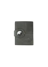 Billetera porta pasaporte de cuero en color negro carbón, con cierre de solapa y botón a presión metálico. Presenta costuras decorativas y un diseño compacto y funcional.