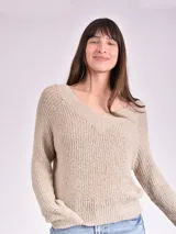 Sweater color crema de tejido de punto con escote en V.