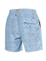 Short de baño celeste con estampado de caballitos de mar rosados. Tiene cintura elástica con cordón ajustable, bolsillos laterales y traseros.