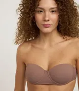 Soutien color marrón topo, con copas moldeadas y textura acanalada. Es un modelo sin breteles con tirantes finos removibles y ajustables.