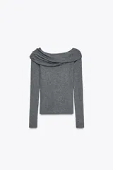 Jersey gris de punto con escote recto con vuelta y nudo delantero, hombros descubiertos y manga larga.