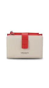 Billetera mediana de símil cuero color blanco hueso con detalles en rojo coral. Posee una presilla de cierre en la parte frontal y cierres de cremallera visibles en el borde superior.