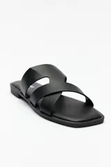 Sandalia plana color marrón con tiras anchas cruzadas, punta cuadrada y base levemente acolchonada.