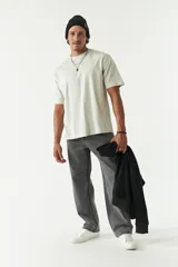 Remera oversize negra de algodón con cuello redondo y mangas cortas. Corte amplio y relajado.