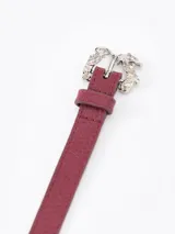 Pulsera de cuero vacuno color verde oliva, con diseño regulable y hebilla metálica plateada en forma de dragón de estilo barroco.