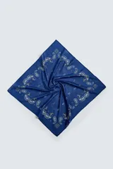 Bandana negra de algodón con estampado de cachemir en tonos dorados y blancos.