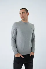 Sweater de algodón con cashmere color beige, de corte clásico, con cuello redondo a la base, puños y dobladillo acanalados y logo bordado en el pecho.