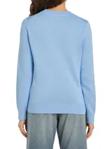 Sweater celeste de algodón con cuello redondo y logo de Tommy Hilfiger bordado en el pecho.