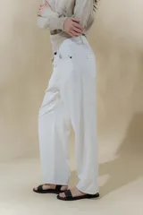 Pantalón de lino color blanco, de corte recto y tiro medio.