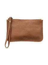 Sobre de cuero color marrón claro con cierre superior y correa de mano.