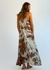 Vestido largo de tirantes finos con estampado tie-dye en tonos grises y blancos.