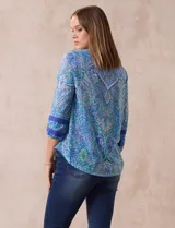 Blusa estampada marca Ruby Rd, con cuello redondo y escote en V con aplique metálico. Mangas ¾ con aplique de crochet.