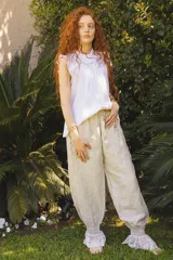 Pantalón de lino color beige, de corte amplio con frunces en el ruedo.