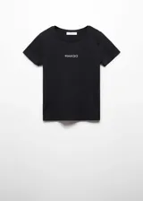Remera negra de algodón con cuello redondo y logo de la marca estampado en el pecho.