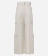 Pantalón super wide leg color beige, confeccionado en sarga ripstop, con bolsillos cargo y lazo en la barra.