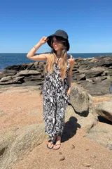 Mono largo de fibrana con estampado de cebra en blanco y negro, sin mangas y con escote en V.