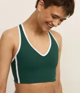 Top deportivo Get Over color verde con espalda nadador, escote en V, detalle de bies contrastante en blanco y copas removibles. Confeccionado en microfibra de poliamida y elastano.