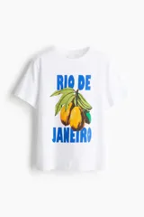 Remera blanca de algodón con estampado de limones y la frase "Rio de Janeiro" en color azul.