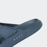 Sandalias Reef Oasis Adapt color azul con doble tira ajustable con velcro y logo de la marca en el lateral.