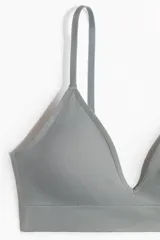 Soutien gris de punto suave con breteles ajustables, copas forradas con relleno extraíble, sin cierre ni aros.