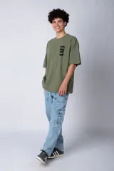 Remera verde militar de corte oversize con estampado negro en el frente.