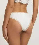 Pack de dos bombachas bikini, una blanca y otra celeste, con detalle de encaje en la cintura y en las sisas.
