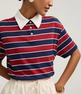 Blusa tipo polo de algodón a rayas horizontales en tonos celeste, amarillo y marrón.