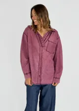 Camisa color naranja con cuello con detalle de puntilla, manga 3/4 y bolsillo en el pecho.