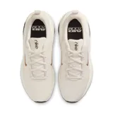 Championes Nike Bella 7 de mujer, color crema con logo dorado.