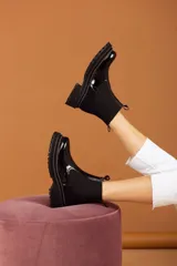 Bota Chelsea color marrón claro de cuero con elástico negro en los laterales y suela track.