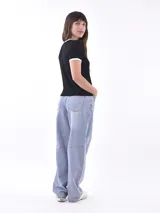 Remera negra de manga corta con cuello redondo y ribete blanco. Presenta un estampado frontal con el texto "CHICAGO" en blanco, un logo circular con una "M" en el centro y el texto "CULTURAL WIND CITY SINCE 2023" debajo.