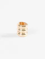 Earcuff plateado con diseño ondulado.
