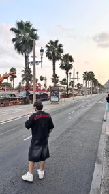 Remera color crema de corte holgado con estampado en rojo en la espalda con el texto "Ittaistars European Tour by Ittai Stars Company".