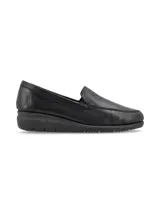 Zapato mocasín de cuero sintético color negro con textura símil cocodrilo.