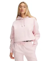 Buzo deportivo rosa claro de corte holgado, con capucha y cordones ajustables. Presenta un logo bordado en el pecho y puños y cintura acanalados.