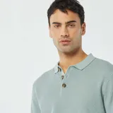 Remera polo de punto color celeste con textura tipo waffle, de corte clásico, manga corta y cuello con botones.
