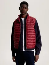 Chaleco acolchado rojo con cierre de cremallera, cuello alto y dos bolsillos laterales con cremallera. Tiene logo de Tommy Hilfiger bordado en el pecho.