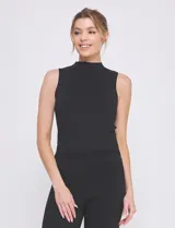 Top marrón de lurex con cuello alto y sin mangas.