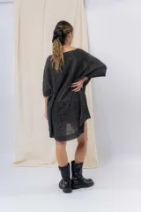 Vestido-buzo tejido de silueta oversize con hilado jaspeado en brillo, escote redondo, mangas amplias tipo murciélago y terminaciones acanaladas en ruedo y puños.