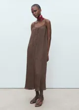 Vestido midi marrón de tirantes finos con detalle de lazo en el escote y efecto arrugado.