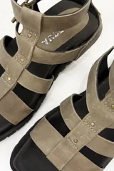 Sandalia de cuero color visón con tiras anchas y hebillas de ajuste.