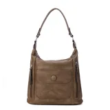 Cartera marrón de símil cuero con doble cierre superior, bolsillo frontal con tapa y broche magnético, bolsillos laterales con cierre, correa larga regulable y desmontable.