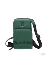 Billetera pequeña de material sintético texturizado color verde bosque, con correa ajustable negra para llevar cruzada o al hombro. Presenta un bolsillo frontal con inscripción en cursiva negra y un logo circular en relieve en la parte superior.