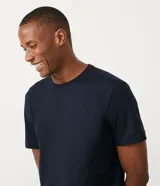 Remera de hombre color verde grisáceo, de manga corta y cuello redondo, confeccionada en algodón peruano.