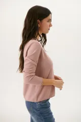 Sweater azul de tejido de punto con cuello redondo y mangas largas.